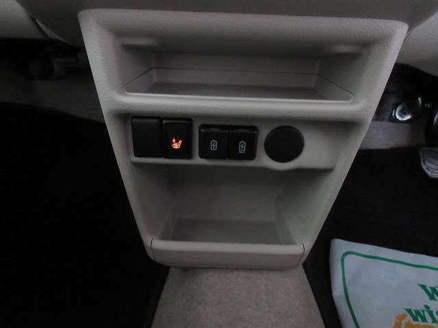 運転席にはシートヒーターが付いてます！USBソケットが2つ付いてます