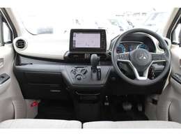 インパネシフトですので、運転席足元もゆったり、広々快適です♪助手席へのウォークスルーも楽々可能！