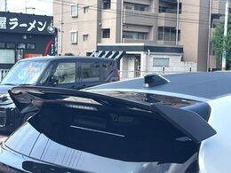 【大型リヤスポイラー】スポーツカーらしさがグッと引き立つ大型リヤスポイラーを装着♪高速走行時のスタビリティ（走行安定性）向上に役立ちます。