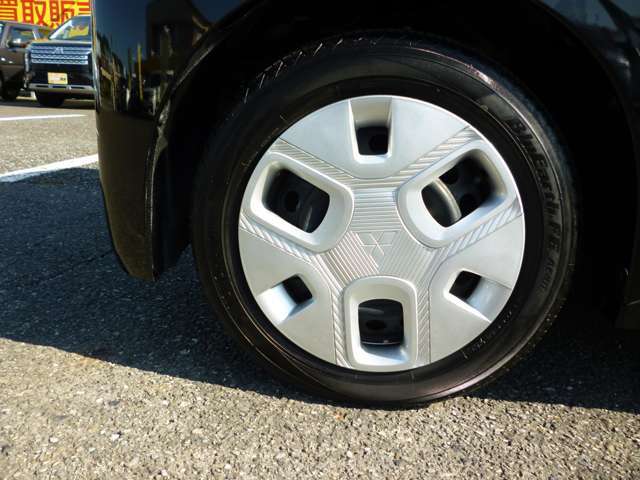 左フロントタイヤ　ヨコハマ　ブルーアース　FE-AE30　4223製　155/65R14　7分山