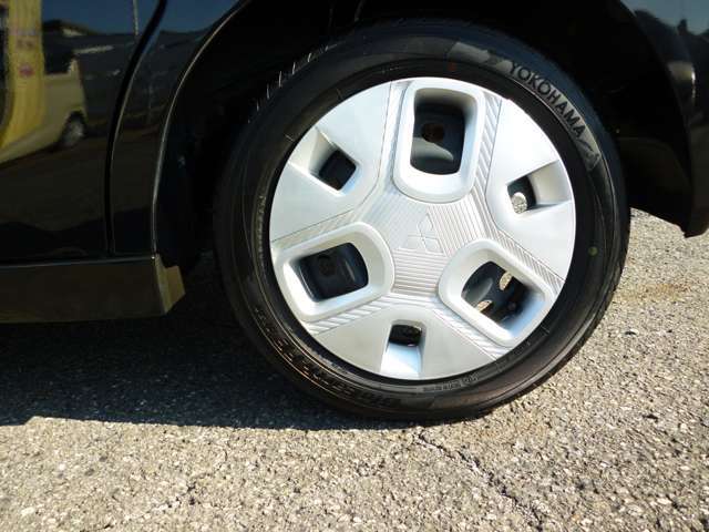 左リヤタイヤ　ヨコハマ　ブルーアース　FE-AE30　4223製　155/65R14　7分山