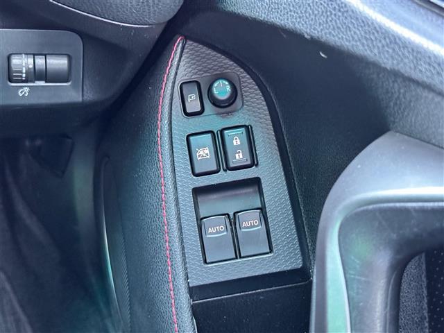 【電動格納ミラー】運転席のスイッチで、ドアミラーの開閉や角度の調整ができます。