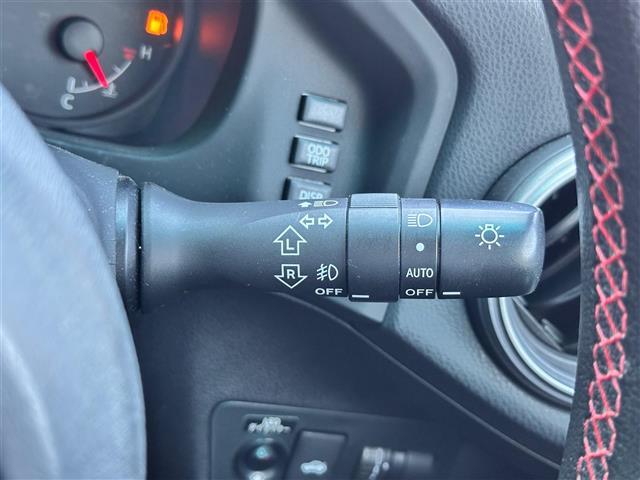 【オートライト（AUTO）】外の明るさをシステムが感知して、自動でヘッドライトが点灯します！ヘッドライトをつけ忘れを防ぐ便利機能です。