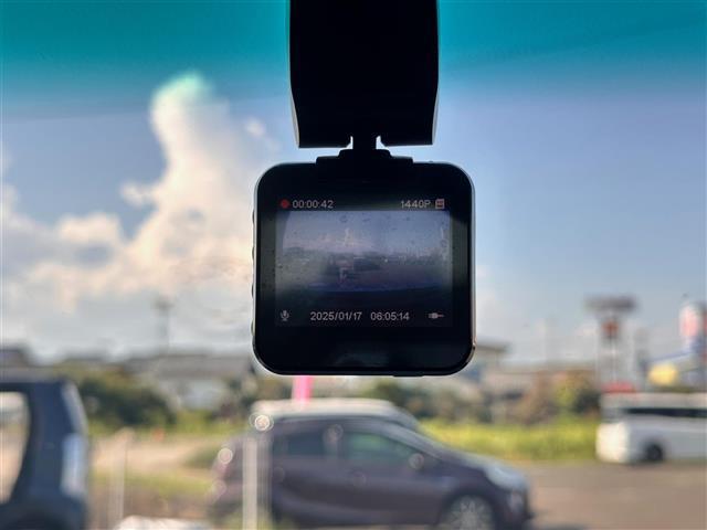 【ドライブレコーダー】映像・音声などの運転中の記録を残します。事故などを起こした起こされた時の証拠になりえますので、もしも時でも安心ですね。