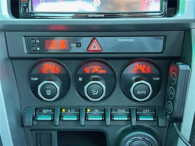【左右独立温度コントロール式フルオートエアコン（DUAL/SYNC）】運転席側と助手席側でそれぞれ自由に温度設定ができ、快適な風量やモードなどを自動調整します！