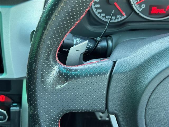【パドルシフト（AT車）】MT車と同じように好きなギアで走ることができます！ステアリングから手を離さずに指先だけでシフト操作ができ、よりスポーティな走りをお楽しみいただけます。
