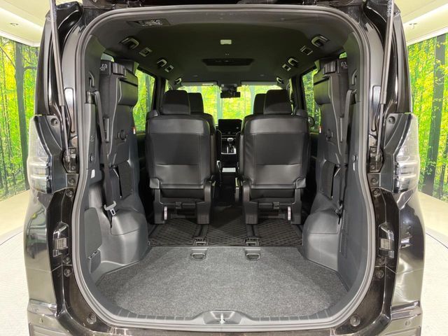 積み下ろしのしやすいデッキにはたっぷりと荷物を積み込んでいただけます。遊びから仕事まで、様々なシーンで頼れます♪
