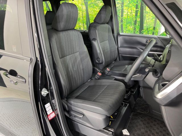 運転席まわりには十分なスペースがあり、大柄な方でもゆったり運転していただける環境です。