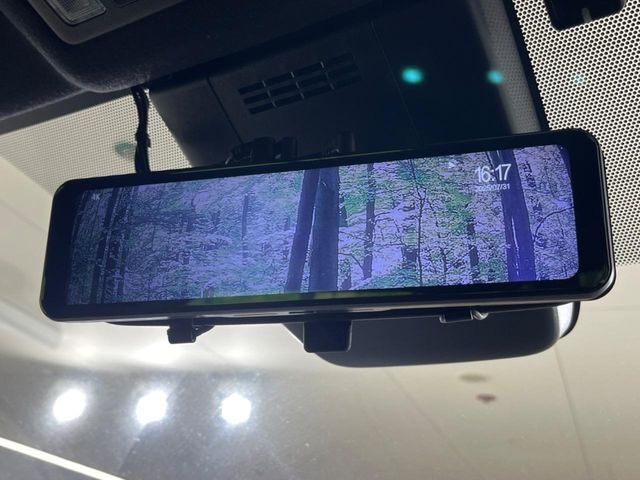 【デジタルインナーミラー】後席の大きな荷物や同乗者で後方が確認しづらい時でも安心！カメラが撮影した車両後方の映像をルームミラー内に表示。クリアな視界で状況の確認が可能です！