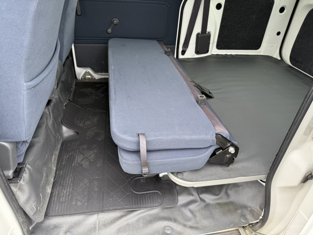 2列目シートは足元に格納可能！ シートを折りたためばフラットで広大な荷室になります！
