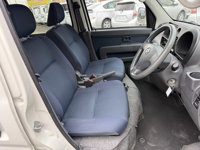 やさしいカラーのブルー内装。おしゃれなバンですね！