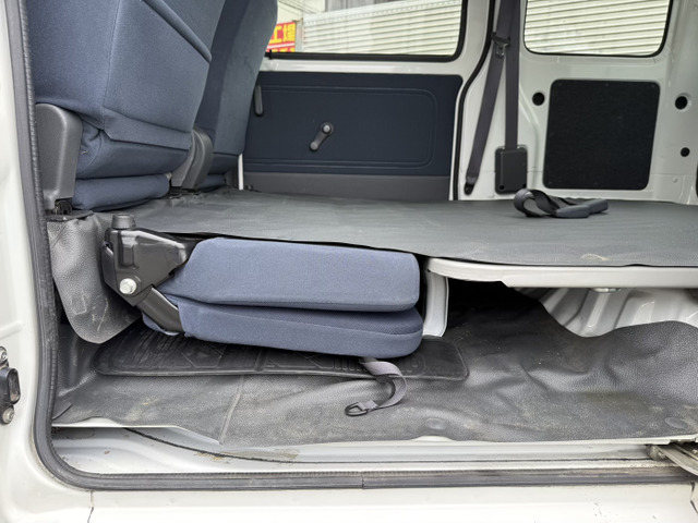 2列目シートは足元に格納可能！ シートを折りたためばフラットで広大な荷室になります！