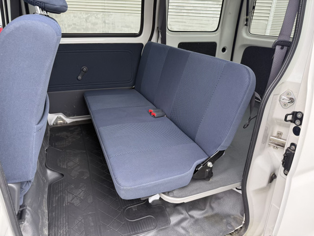 前席の装備はクルーズでリアシートと荷室はシンプルでひろびろと使い勝手のが良いビジネスパッケージです。