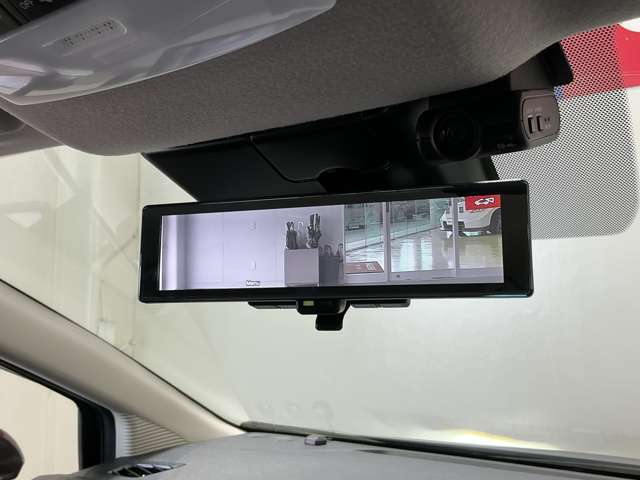 ルームミラーは、車両後方のカメラ映像をミラー面に映し出すので、乗車人数や荷物の量に影響をされずいつでもクリアな後方視界が得られます
