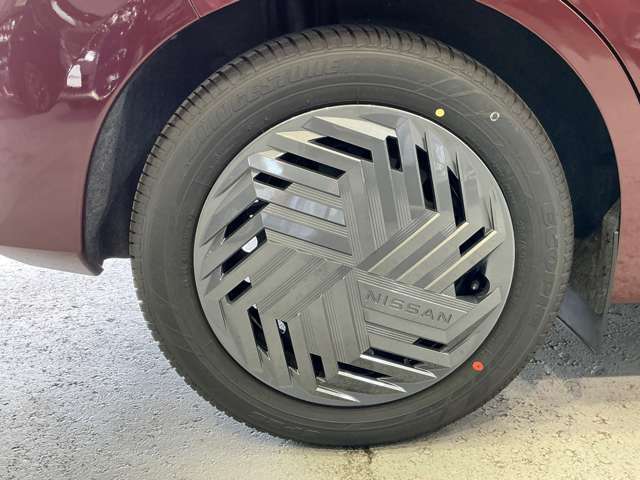 デザインの良い純正フルホイールカバー、タイヤサイズは185/60R16になります