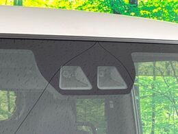 【スマートアシスト】走行中に前方の車両等を認識し、衝突しそうな時は警報とブレーキで衝突回避と被害軽減をアシスト。より安全にドライブをお楽しみいただけます。