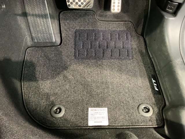 新品の純正フロアマット付きです。ドライブの際に気分良く乗って頂けます。
