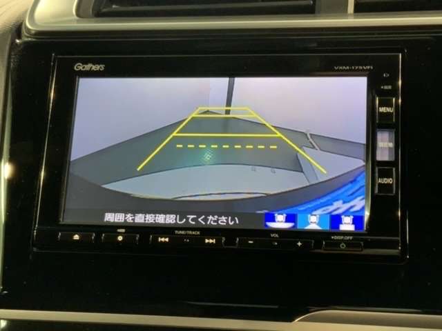 リバースギアに入れるだけで後方の表示へ切り替わります。夜間や雨の日の駐車も楽になりますよ。