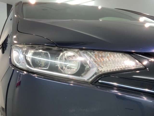 LEDヘッドライトは、点灯の瞬間から最大光量を発揮し、突然暗くなるトンネルなどでの安定感を高めます。