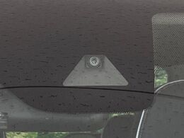 【三菱e-Assist】走行中に前方の車両等を認識し、衝突しそうな時は警報とブレーキで衝突回避と被害軽減をアシスト。より安全にドライブをお楽しみいただけます。