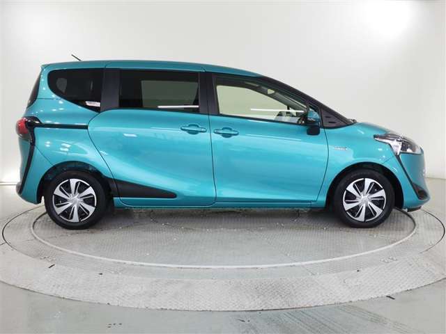両側パワースライドドア付きだから、狭い駐車スペースなどでの 乗り降りラクラク！小さなお子さまのいるご家庭には嬉しい装備。
