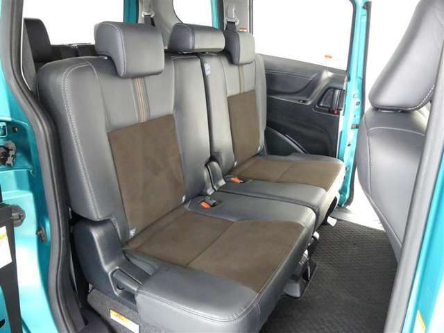 ゆとりある広々とした車内空間は、ドライブを始め買い物やレジャーなど、幅広く活躍します。一人でもみんなとでもお出かけを楽しみましょう！