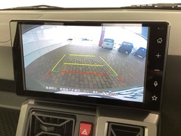 リバースギアに入れるだけで後方の表示へ切り替わります。夜間や雨の日の駐車も楽になりますよ。