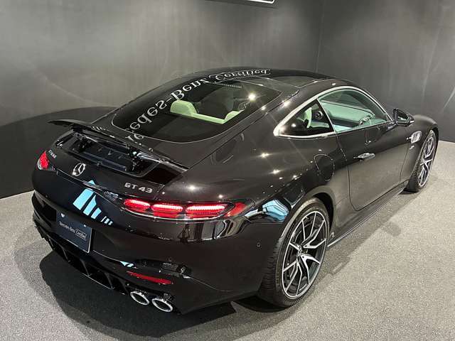 メルセデス独自の厳しいチェックを通過したクルマのみ「サーティファイドカー」と呼ばれます。メルセデスの認定中古車「サーティファイドカー」には、100項目にも及ぶ点検・整備項目が設定されています。