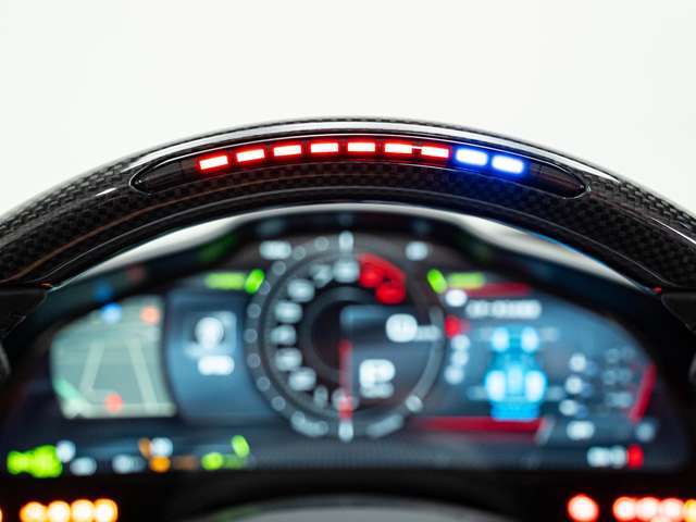 ハンドル上部のLEDは車がスピードアップしていくにつれ1つ、2つと点灯していきシフトアップのタイミングを教えてくれます。また、サーキッド走行時、視野をそらさずシフトチェンジを行えます。