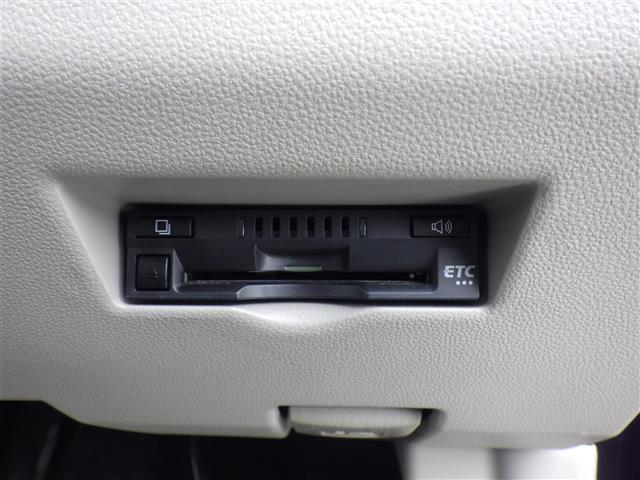 【ETC】有料道路を利用する際に料金所で停止することなく通過できる、ETC車載器（ノンストップ自動料金収受システム機器）が装備されています。セットアップを行うことで利用可能になります。