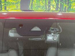 【i-ACTIVESENSE】走行中に前方の車両等を認識し、衝突しそうな時は警報とブレーキで衝突回避と被害軽減をアシスト。より安全にドライブをお楽しみいただけます。
