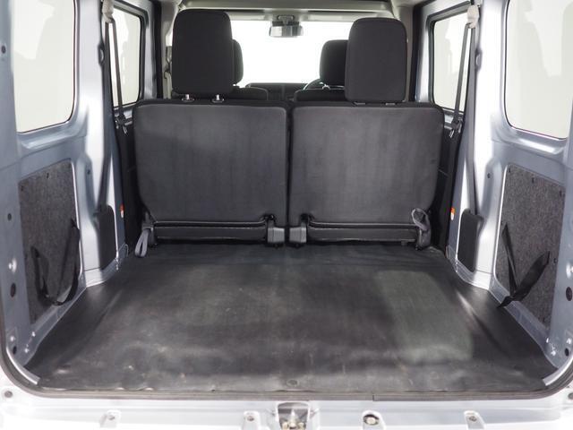 4人乗車状態の荷室。充分な広さがあります。