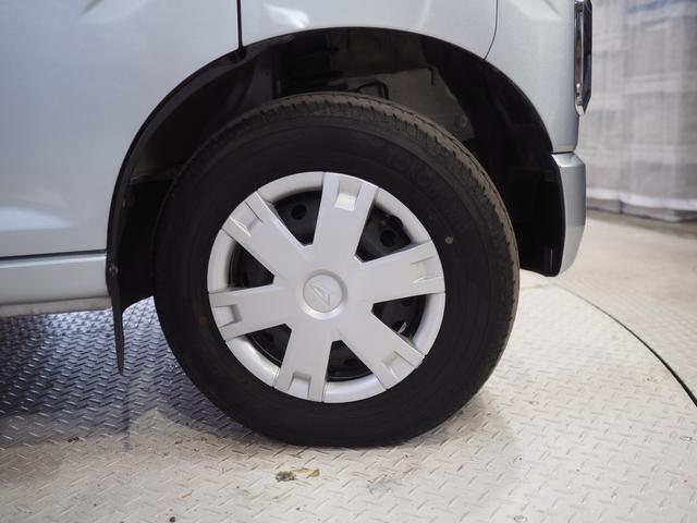 実車は夏用タイヤを装着、この車両には冬用タイヤが付属しています。