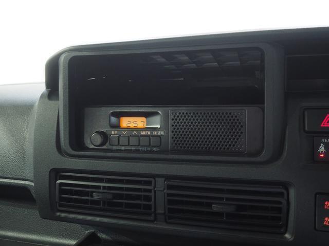 AM/FMラジオが装備されています。