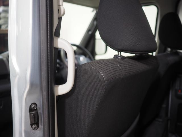後席の乗り降りをサポートするアシストグリップ。使いやすい位置です。