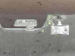 【三菱e-Assist】走行中に前方の車両等を認識し、衝突しそうな時は警報とブレーキで衝突回避と被害軽減をアシスト。より安全にドライブをお楽しみいただけます。