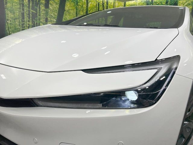 【LEDヘッドライト】悪天候や夜間走行時も良好な視界を確保し安心して運転できる高輝度LEDヘッドライトを装備！点灯速度が早く、消費電力も抑えられています。