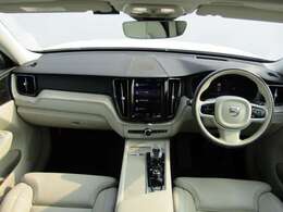 車内は、美しい仕上がりのインテリアが清々しくも落ち着いた雰囲気を醸し出し、独特の居心地のよさを感じさせる、まさにスカンジナビアン・デザインの傑作と呼ぶにふさわしい空間となっています。