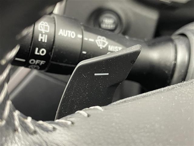 【パドルシフト】ステアリングからのミッション操作が可能です。