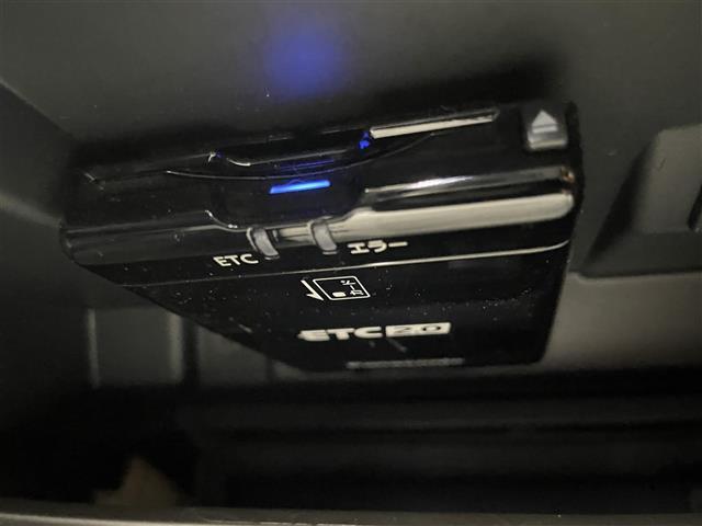 【ETC】有料道路を利用する際に料金所で停止することなく通過できる、ETC車載器（ノンストップ自動料金収受システム機器）が装備されています。セットアップを行うことで利用可能になります。