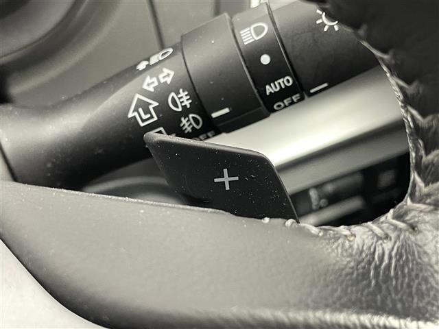 【パドルシフト】ステアリングからのミッション操作が可能です。