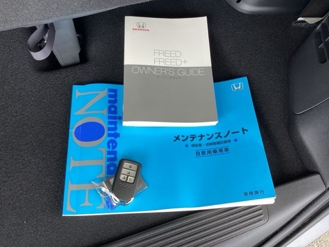 メンテナンスノート【整備記録簿】、取説も揃っています。スマートキーはバッグなどにしまったままボタン操作でエンジンの始動・停止ができて大変便利です。