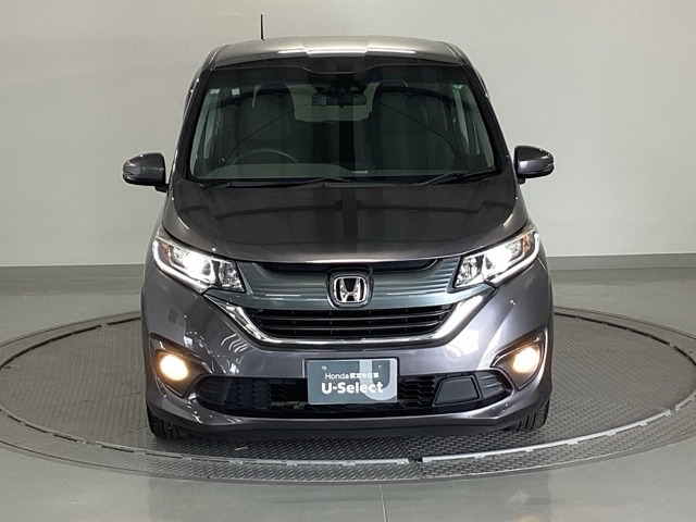 最新のLEDヘッドライトで、より明るく遠くまで照らします！フロントバンパーにはホンダ純正オプションのフォグライトが装着されています。