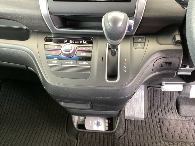 足元スッキリ、インパネシフトです。パーキングブレーキはフットブレーキタイプなので、運転席と助手席の間がスッキリしています。