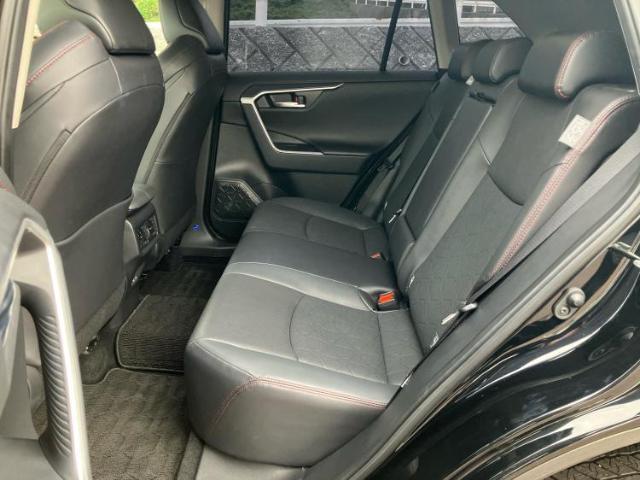 WECARSでは各商談席に大型モニターをご用意しております！見やすい大画面でゆったりと全国の在庫をご覧いただけます！是非ご来店お待ちしております！