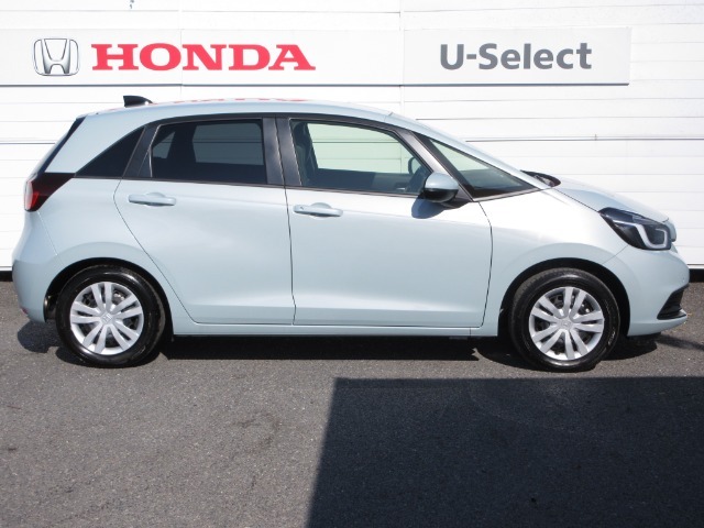 フロントピラーからルーフエンドまでの流麗なラインを、角度と幅を吟味したリアピラーでしっかりと受け止め、豊かに張り出させたリアフェンダーへとつなげることで、躍動感と安定感を強めました。