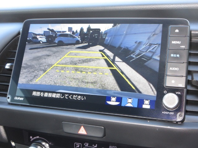バックをするとき自動でリアの様子が映る『リアカメラ』付き！　ナビ画面で確認しながらバックができますから安心ですね。でも、目視も大切ですよ！安全第一でお願いします！