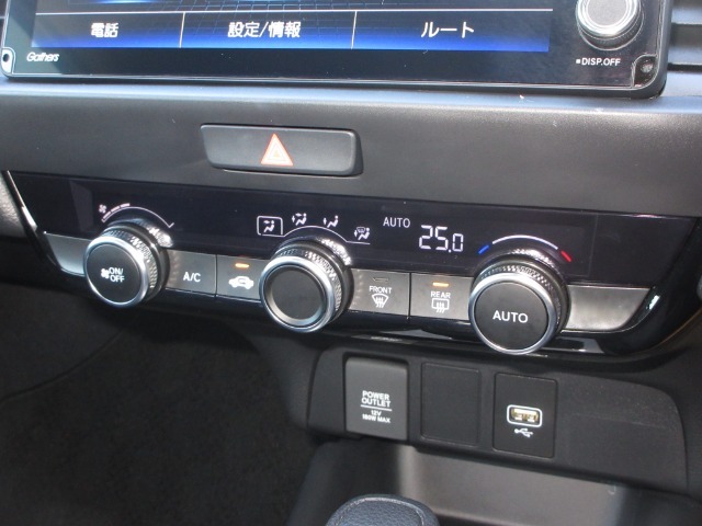 エアコンはオートエアコンでお好みの温度調整が出来、オールシーズン快適にドライブできます！リア席はプライバシーガラスで夏も涼しく過ごせます！