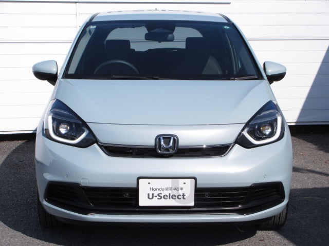 ハロゲンより明るく、より遠くまでさらなる安心感のあるLEDヘッドライトを採用。点灯忘れも防止できるオートライトコントロール機構付きです。