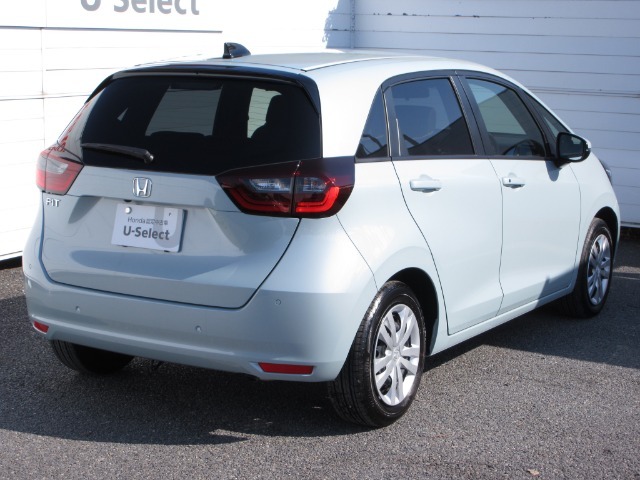 リアウインドウやリアコンビネーションランプを、ボディーパネルとの段差が少ないシームレス表現とすることで塊感をさらに強調。安定感と安心感に満ちたリアビューを実現しています。